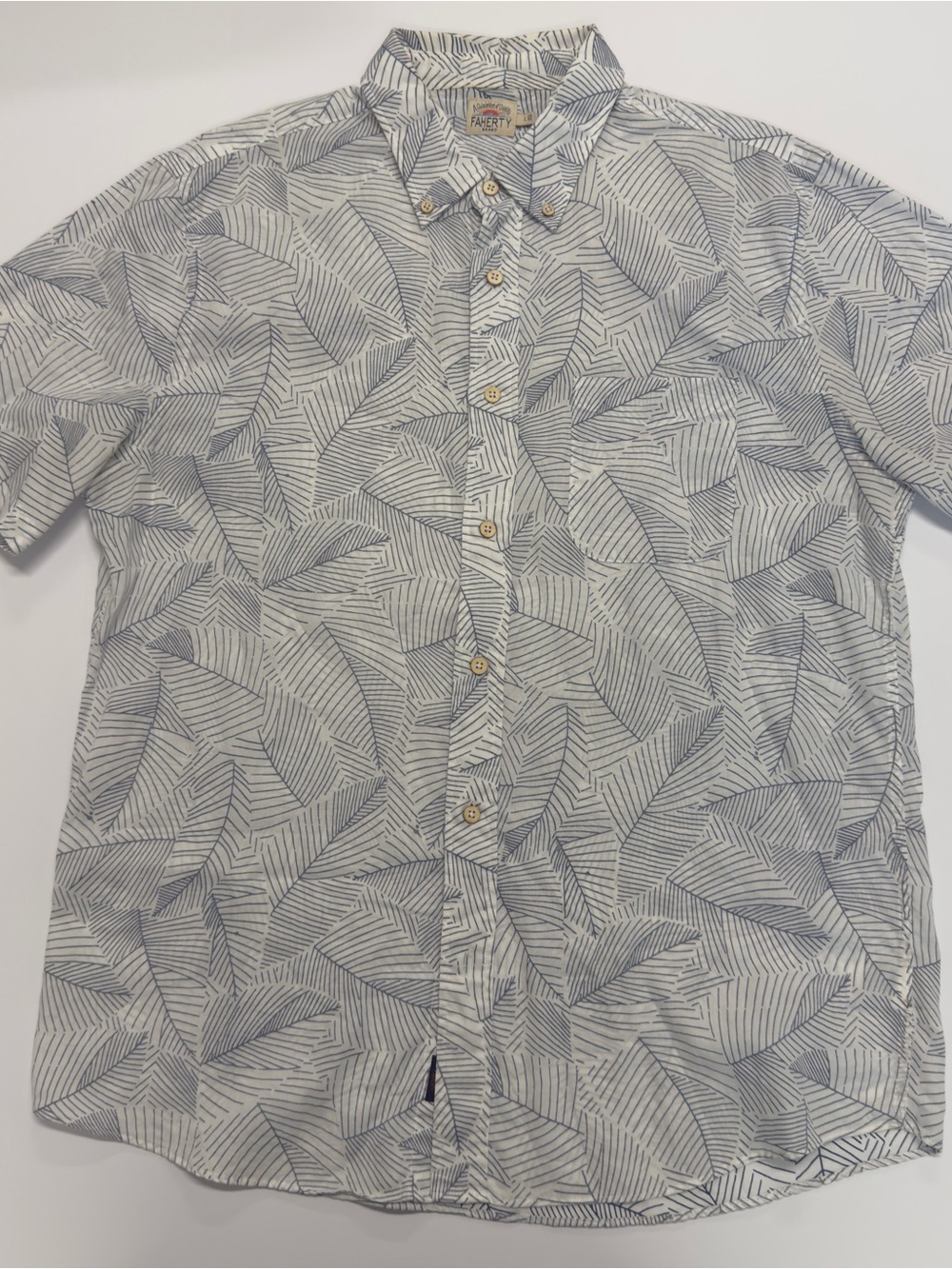 Faherty Men’s Short-Sleeve Breeze Shirt in the Clear Sky Leaf pattern Size Large